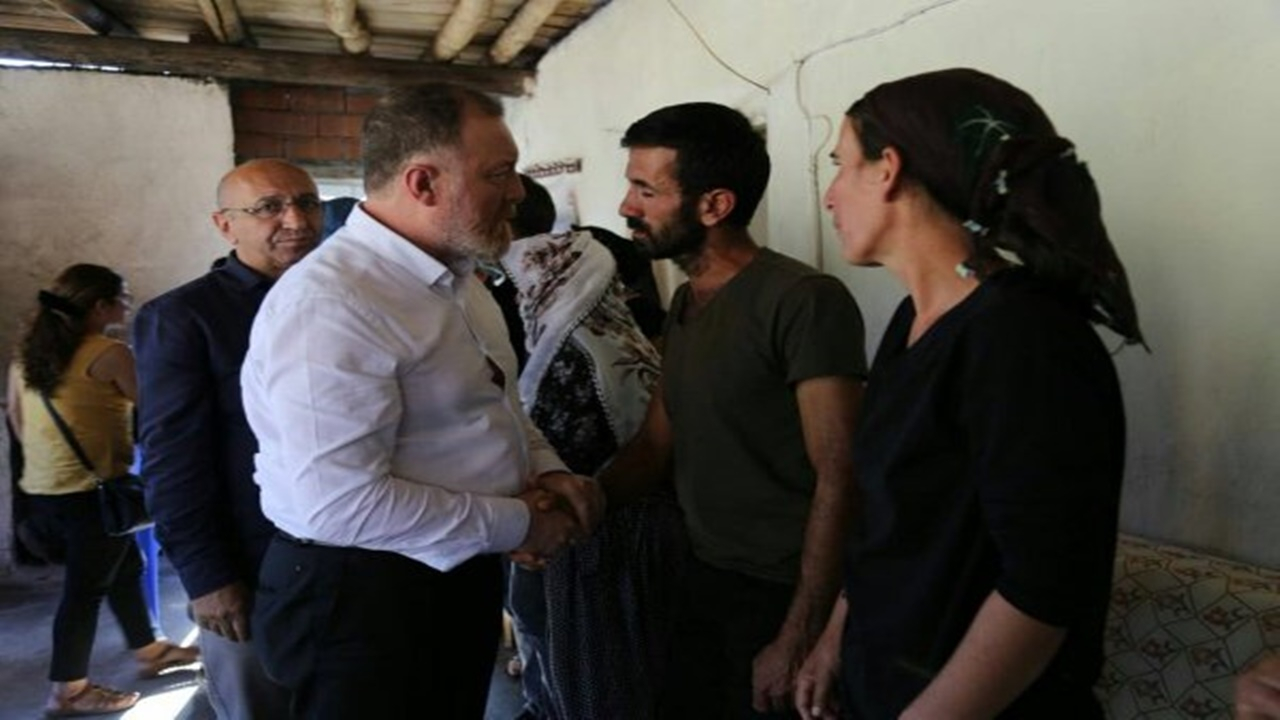 HDP, PKK'nın katlettiği çocukların ailesine gitti!
