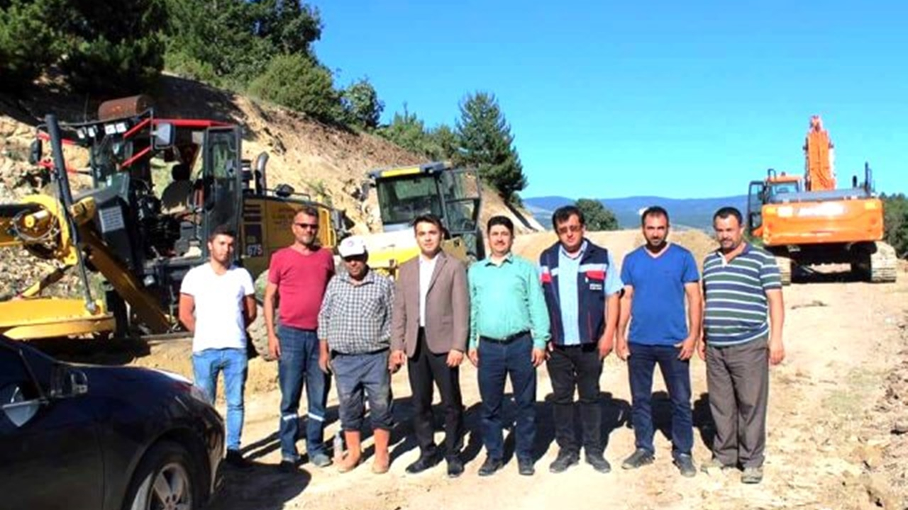 Kütahya'da Kaymakam Hasan Musab Okatan, yol bakım onarım çalışmalarını inceledi