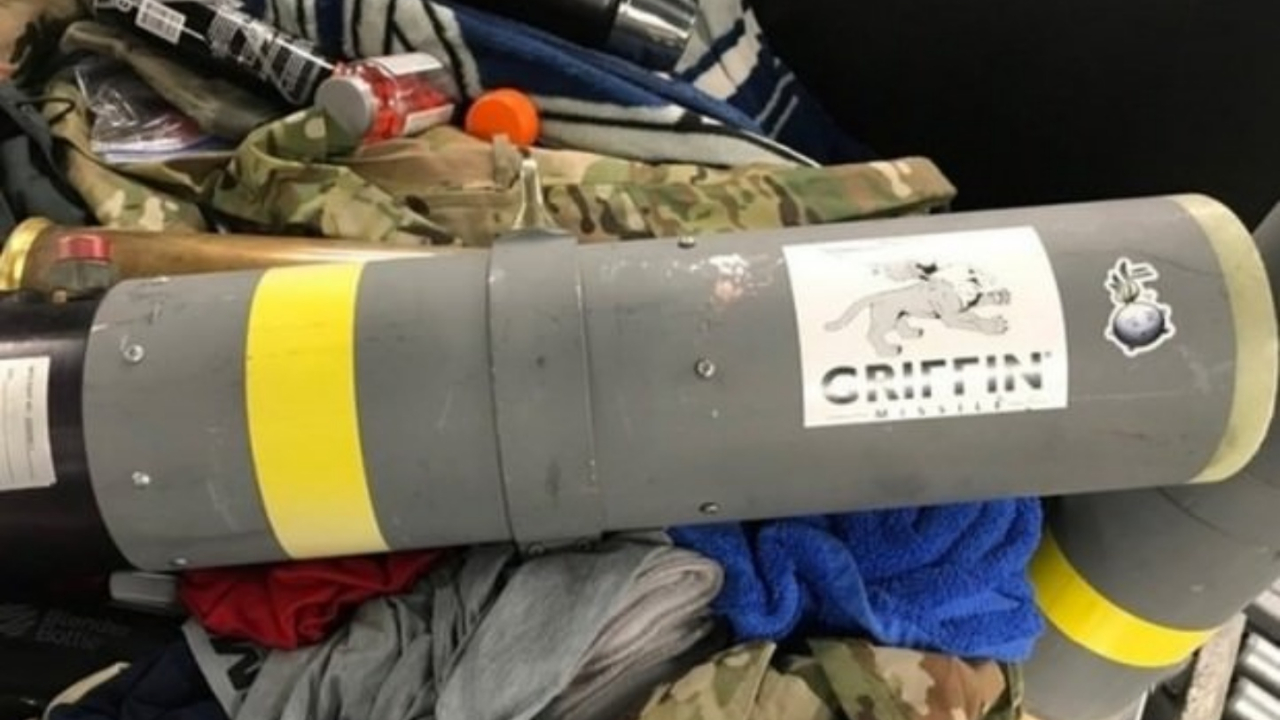 Bavulundan füze fırlatıcısı çıktı!