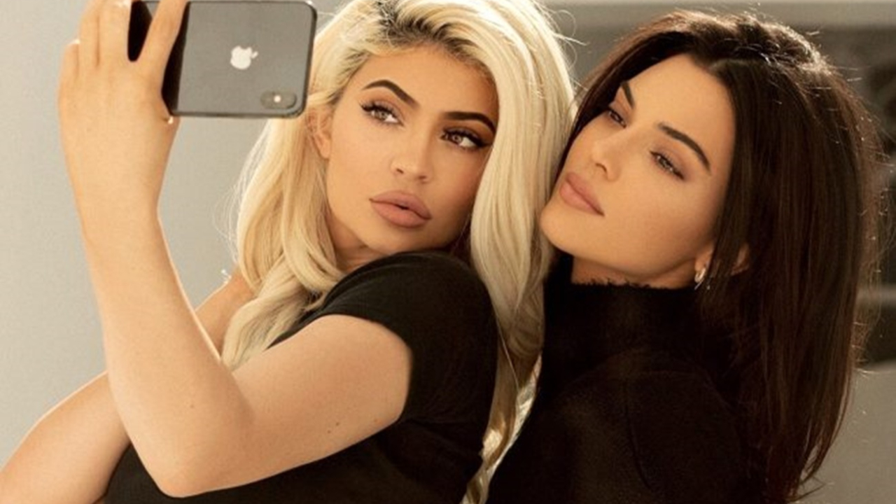 Kendall Kylie Jenner kardeşler, markaları için üstsüz poz verdi!