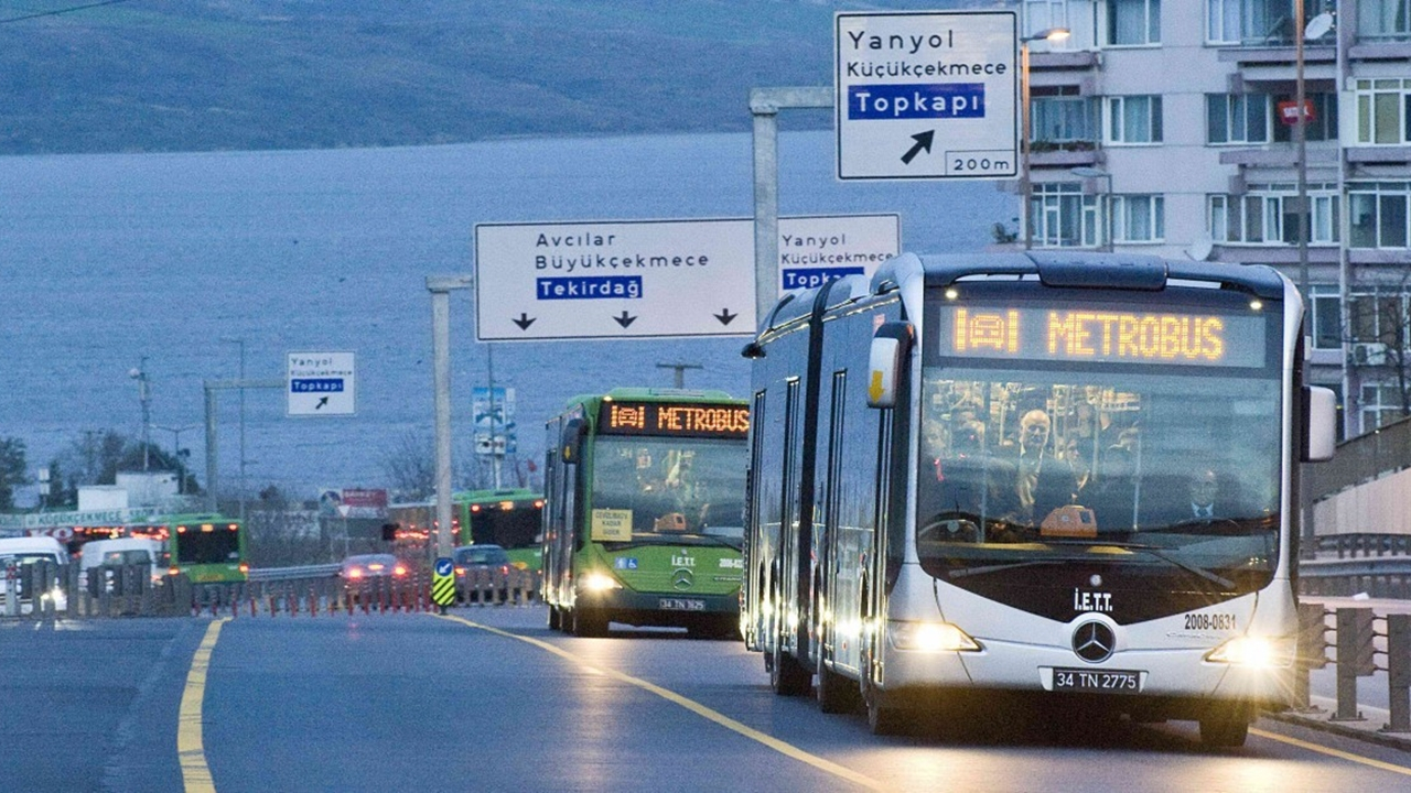 Arıza yapan metrobüste yangın çıktı...