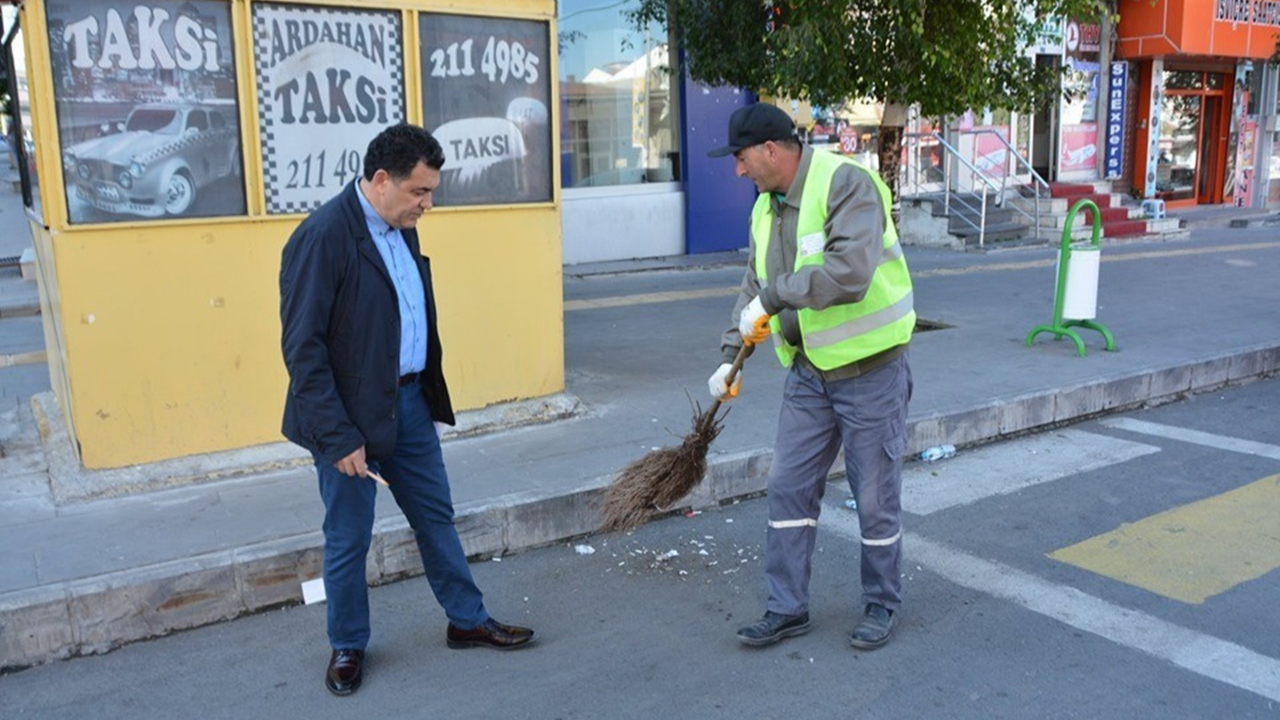 Ardahan'da Başkan Faruk Demir, temizlik çalışanlarını denetledi