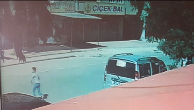 Otomobilin çocuğa çarptığı anlar güvenlik kamerasında!