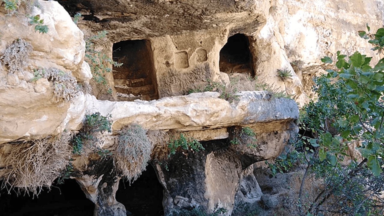 Adıyaman'da 1800 yıllık mağara bulundu!