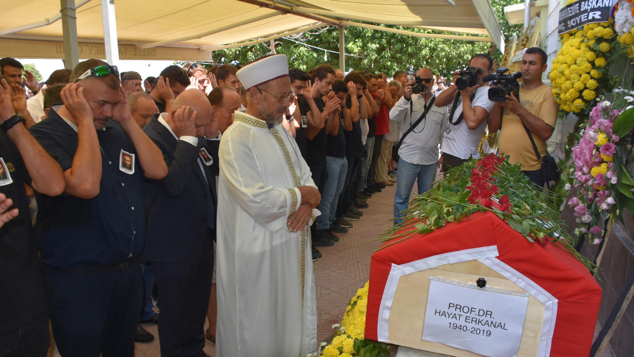 İzmir'de Prof. Dr. Hayat Erkanal, son yolculuğuna uğurlandı
