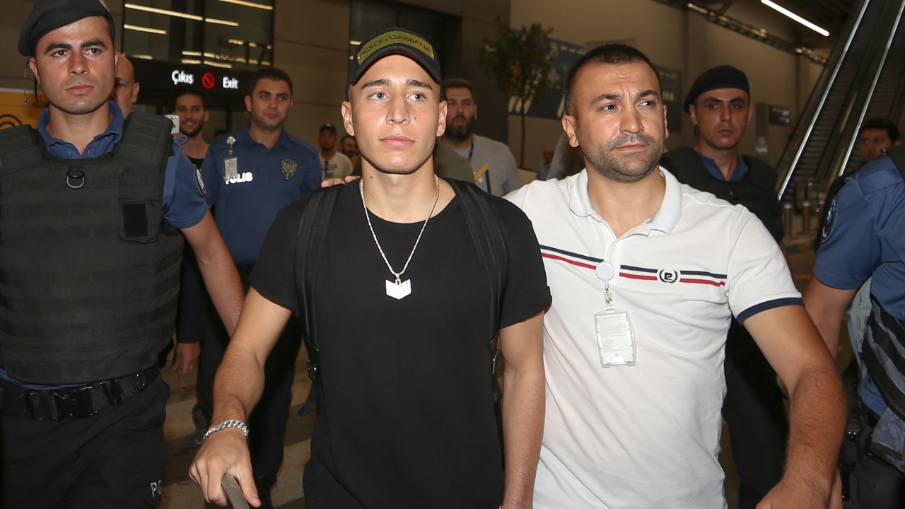 Emre Mor imza için İstanbul'da...