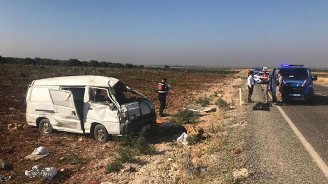 Suriyeli işçileri taşıyan minibüs devrildi!