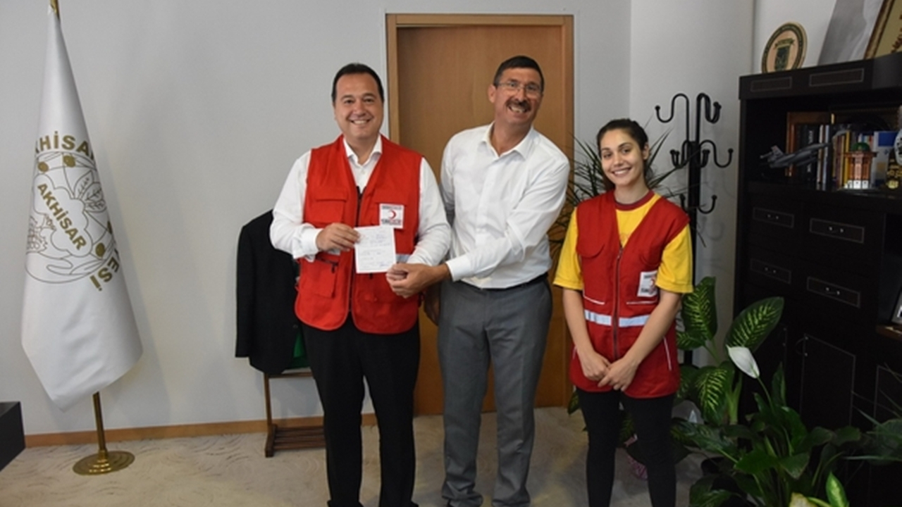 Manisa'da Başkan Besim Dutlulu kurbanını Kızılay’a bağışladı
