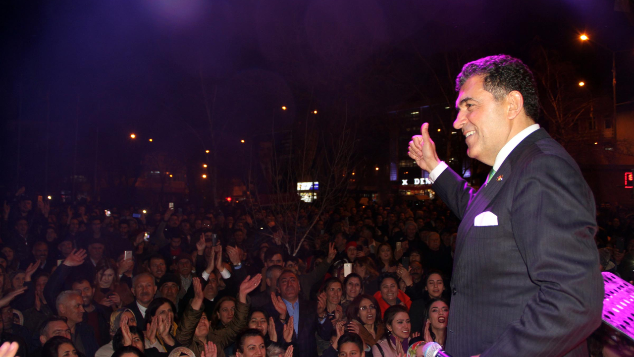 Ardahan'da Başkan Faruk Demir, konser teklifini halka sordu