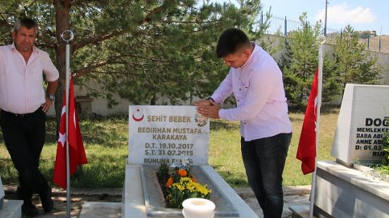 Şehit Bedirhan bebek ve annesi mezarlarında anıldı