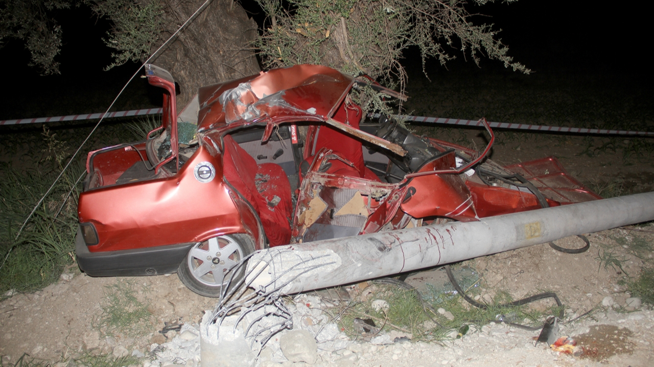 Otomobil elektrik direğine çarptı: 2 ölü...