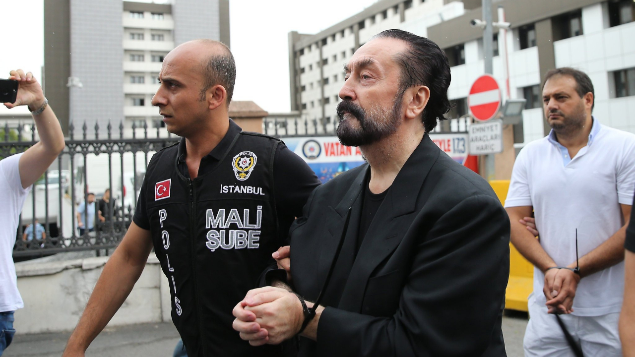 Adnan Oktar saçlarını yine boyattı!