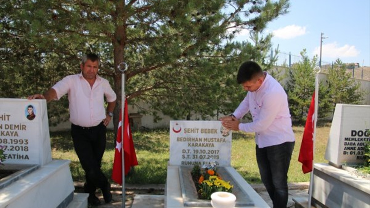 Şehit Bedirhan bebek ve annesi mezarlarında anıldı
