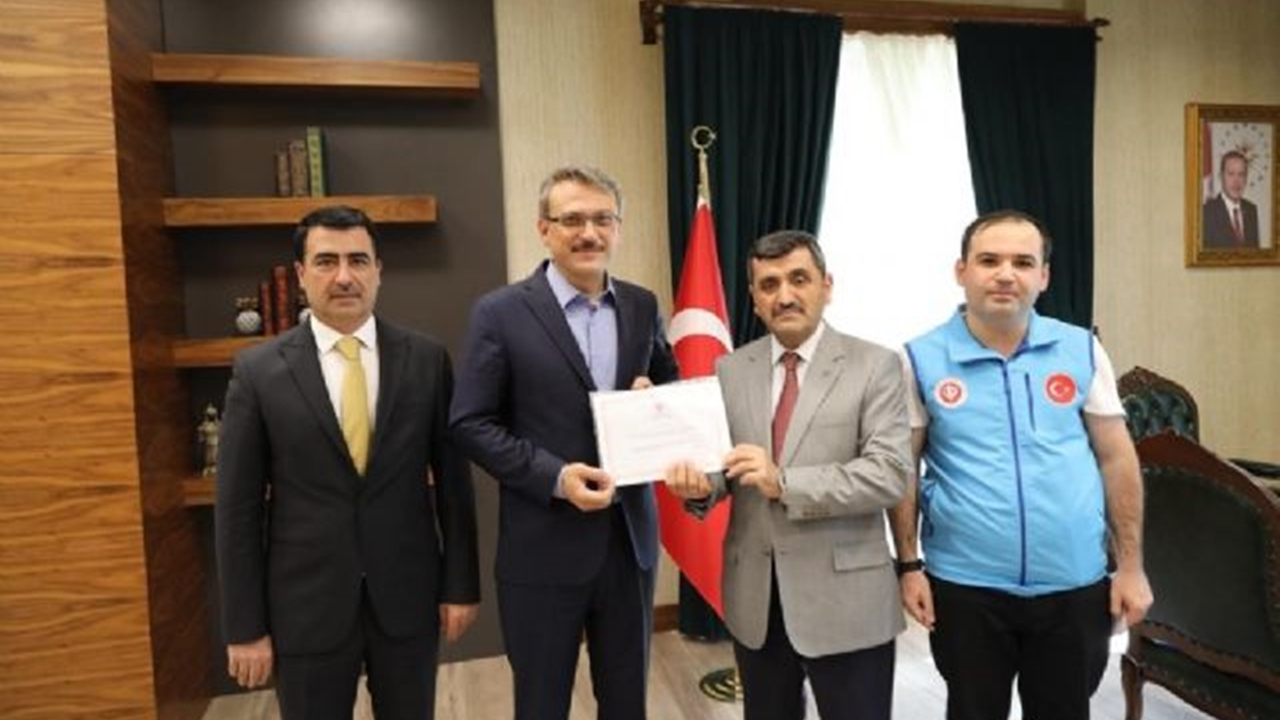 Bingöl'de Vali Kadir Ekinci, kurban bağışında bulundu