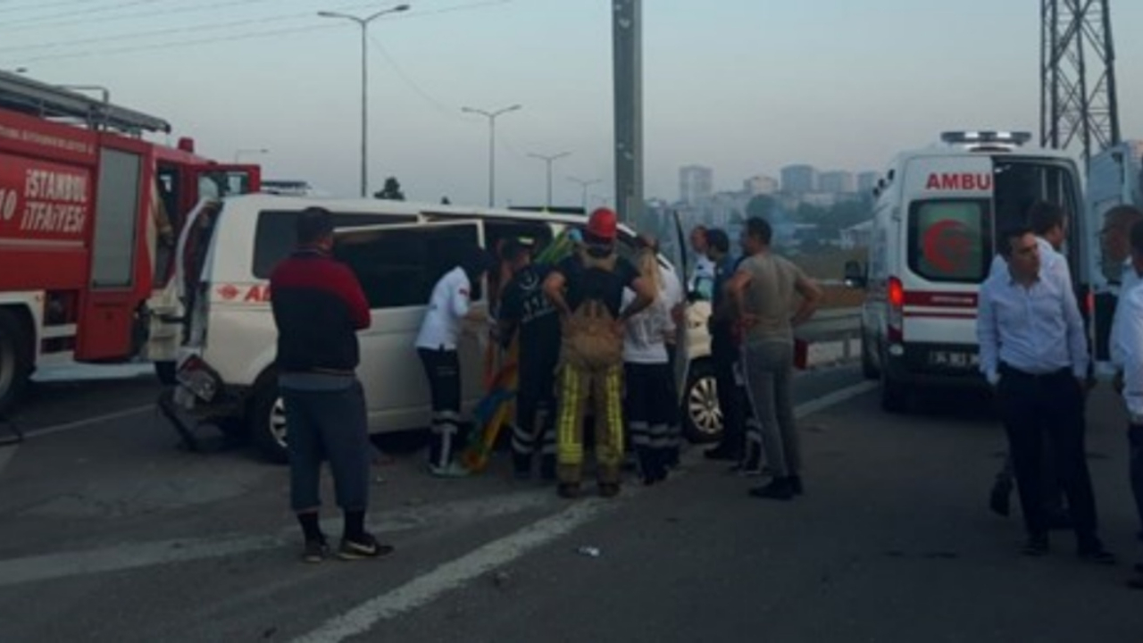 İETT otobüsü minibüse çarptı!