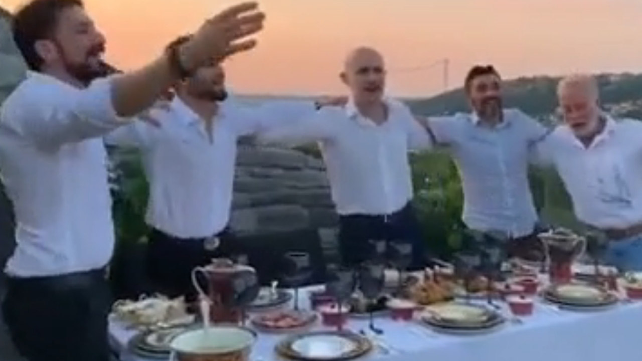 Adnan Oktar'ın adamları böyle göbek attılar...