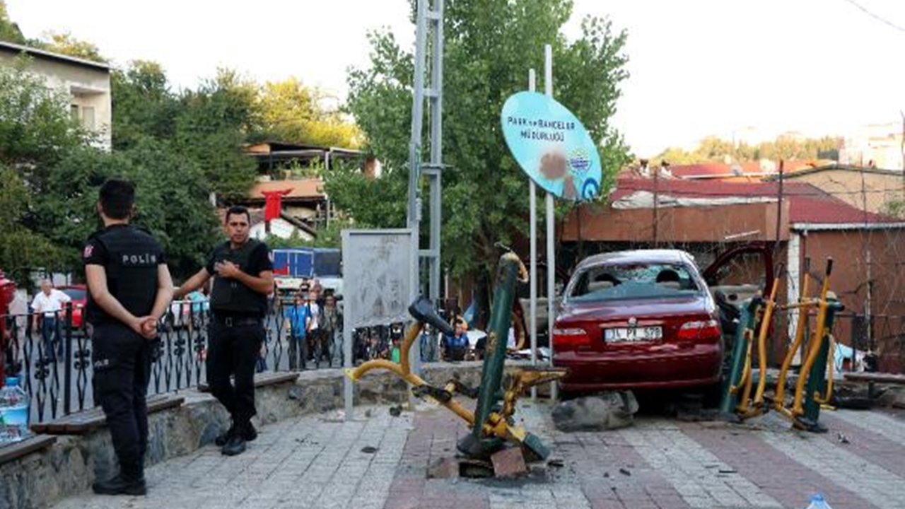 Parkta oynayan çocukların arasına daldı...