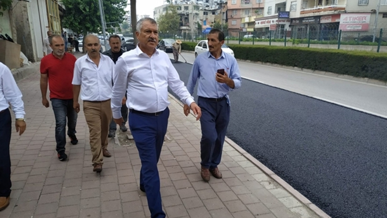 Adana'da Başkan Zeydan Karalar, asfaltlama çalışmasını denetledi