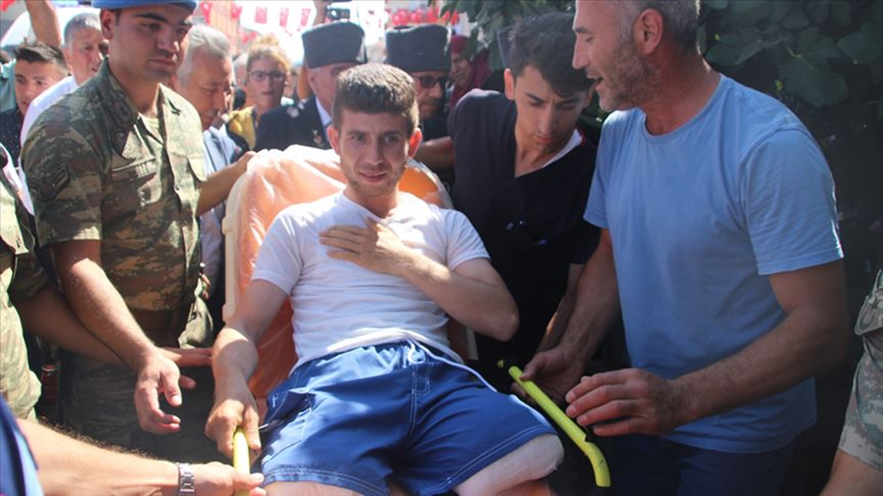 İki bacağını kaybeden gazi, baba ocağına geldi!