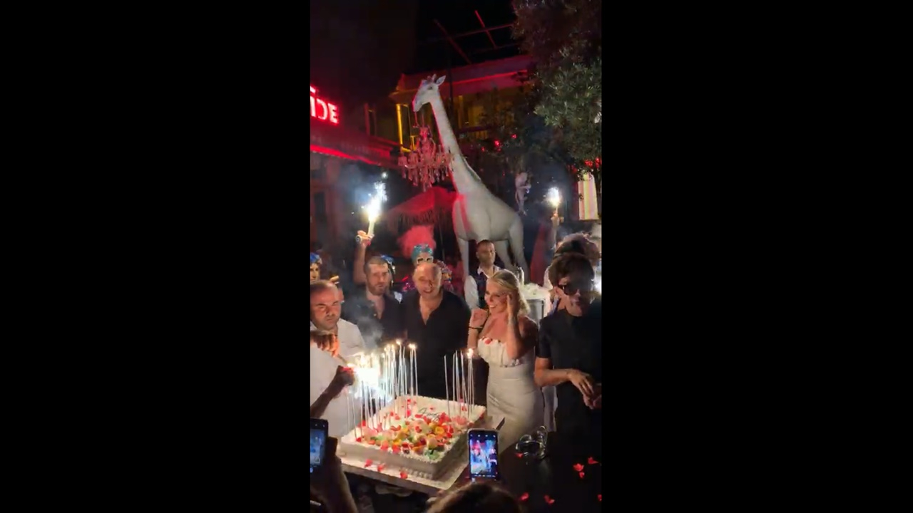 Ayşe Engin’e Cahide Alaçatı’da doğum günü partisi!
