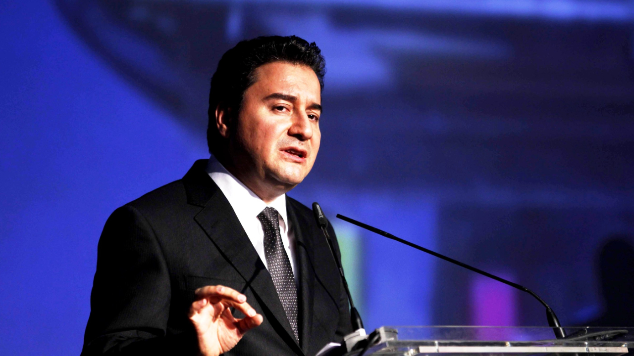 Babacan yeni parti için frene bastı...