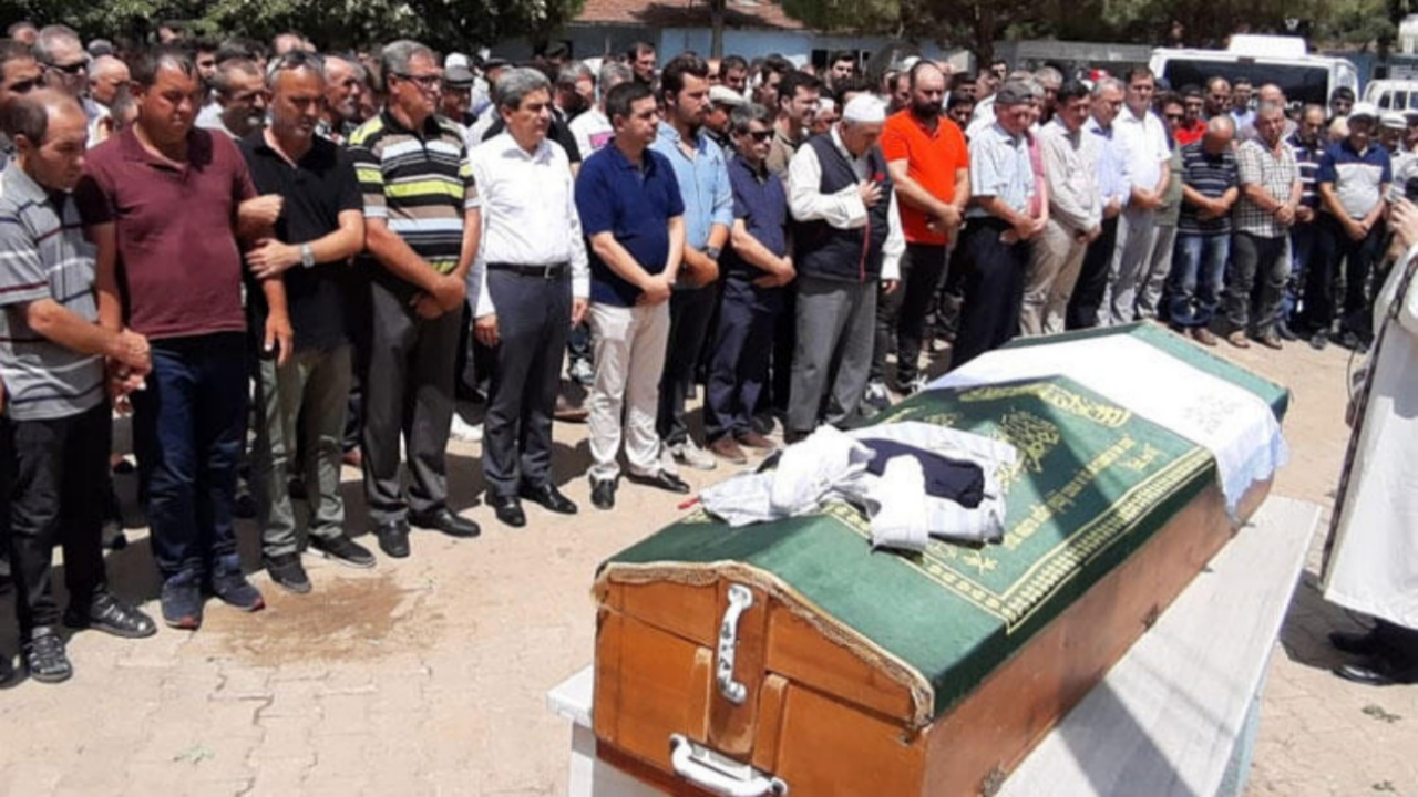 Minik Eymen giyemediği bayramlıklarıyla uğurlandı!