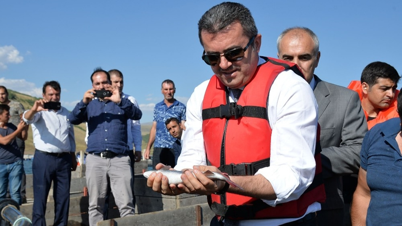 Erzurum'da Vali Okay Memiş, elleriyle balıkları besledi