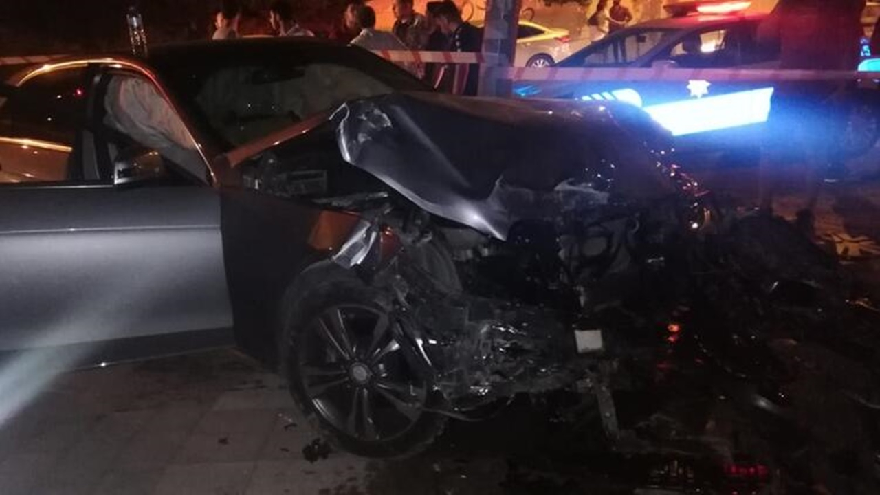 Korkunç kaza! 2 otomobil çarpıştı
