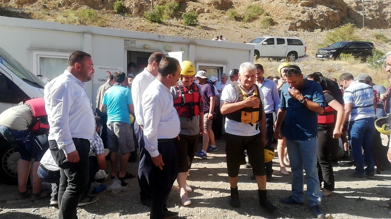 Binali Yıldırım memleketinde rafting yaptı!