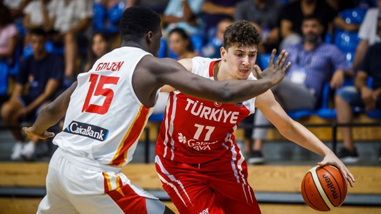Bakan Kasapoğlu'ndan genç basketbolculara tebrik!