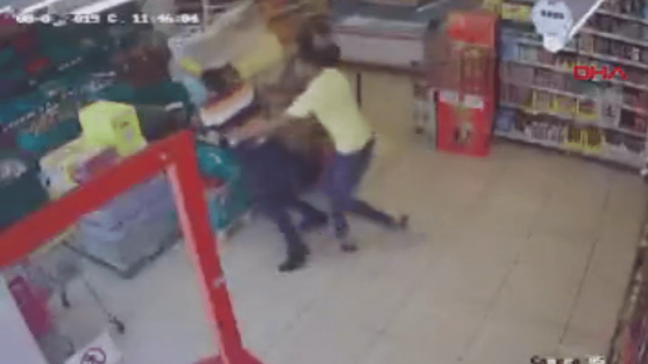 Yakalanmamak için polise biber gazı sıkıp ısırdı