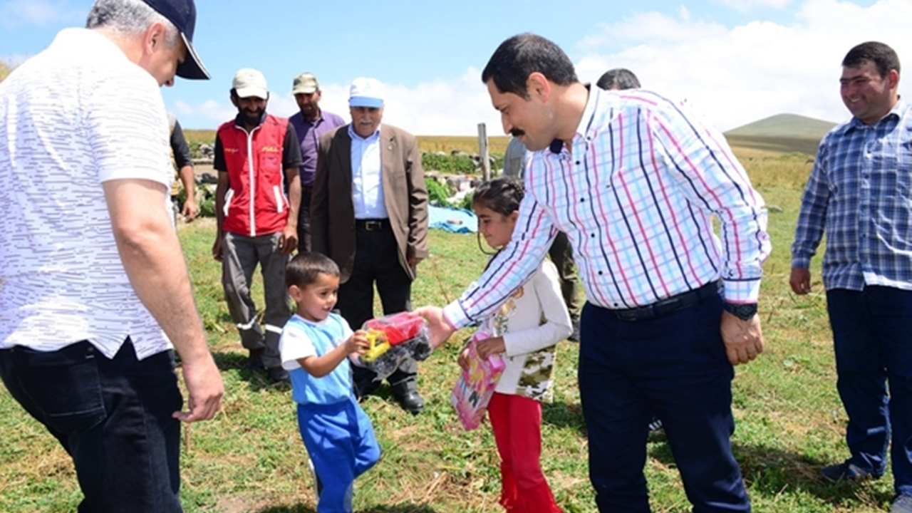Ardahan'da Vali Mustafa Masatlı, Çıldır yaylalara çıkan vatandaşları ziyaret etti, sorunlarını dinledi