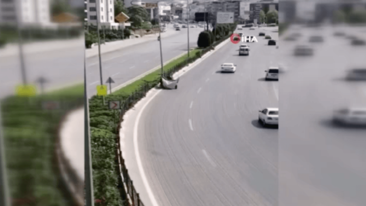 At arabasıyla gelip demir bariyerleri çaldı!