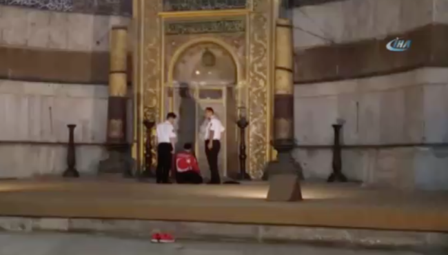 Ayasofya’nın ibadete kapalı olmasını Ayasofya'da namaz kılarak protesto ettiler!