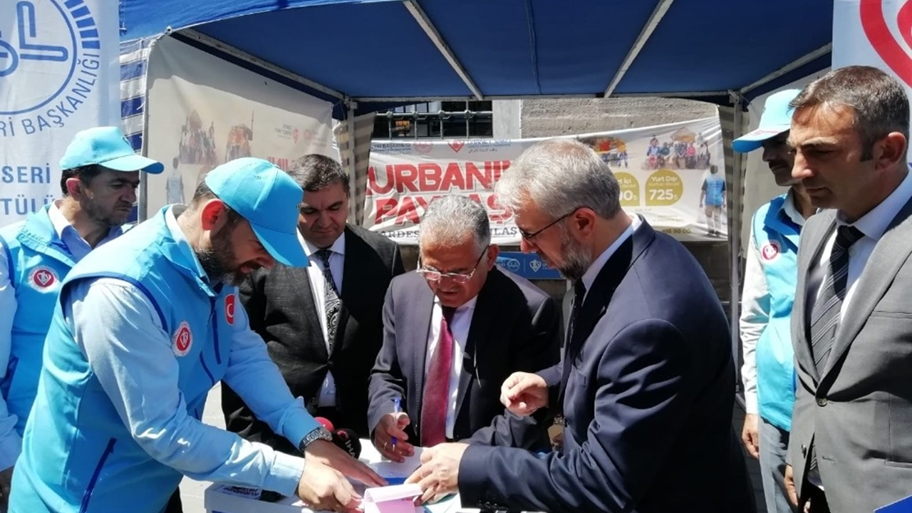 Kayseri'de Başkan Memduh Büyükkılıç, vekalet yoluyla kurban bağışladı