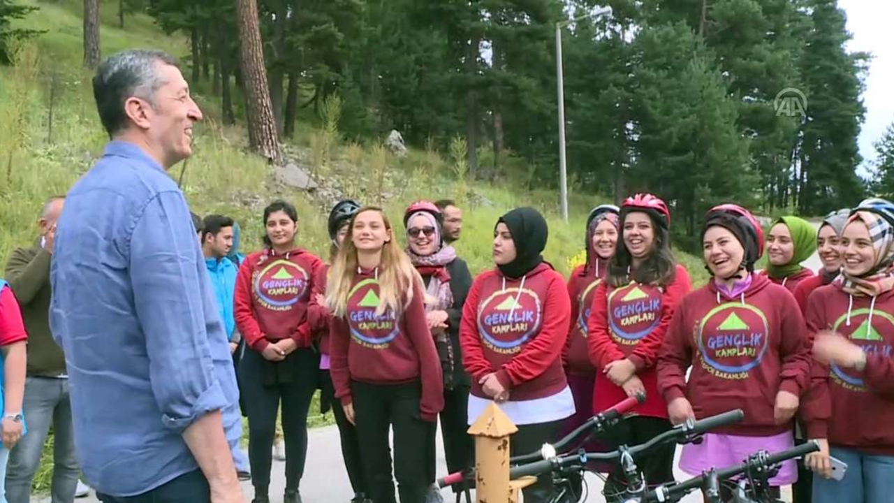 Ankara'da Bakan Ziya Selçuk, Güreş Milli Takımı'nın kampını ziyaret etti