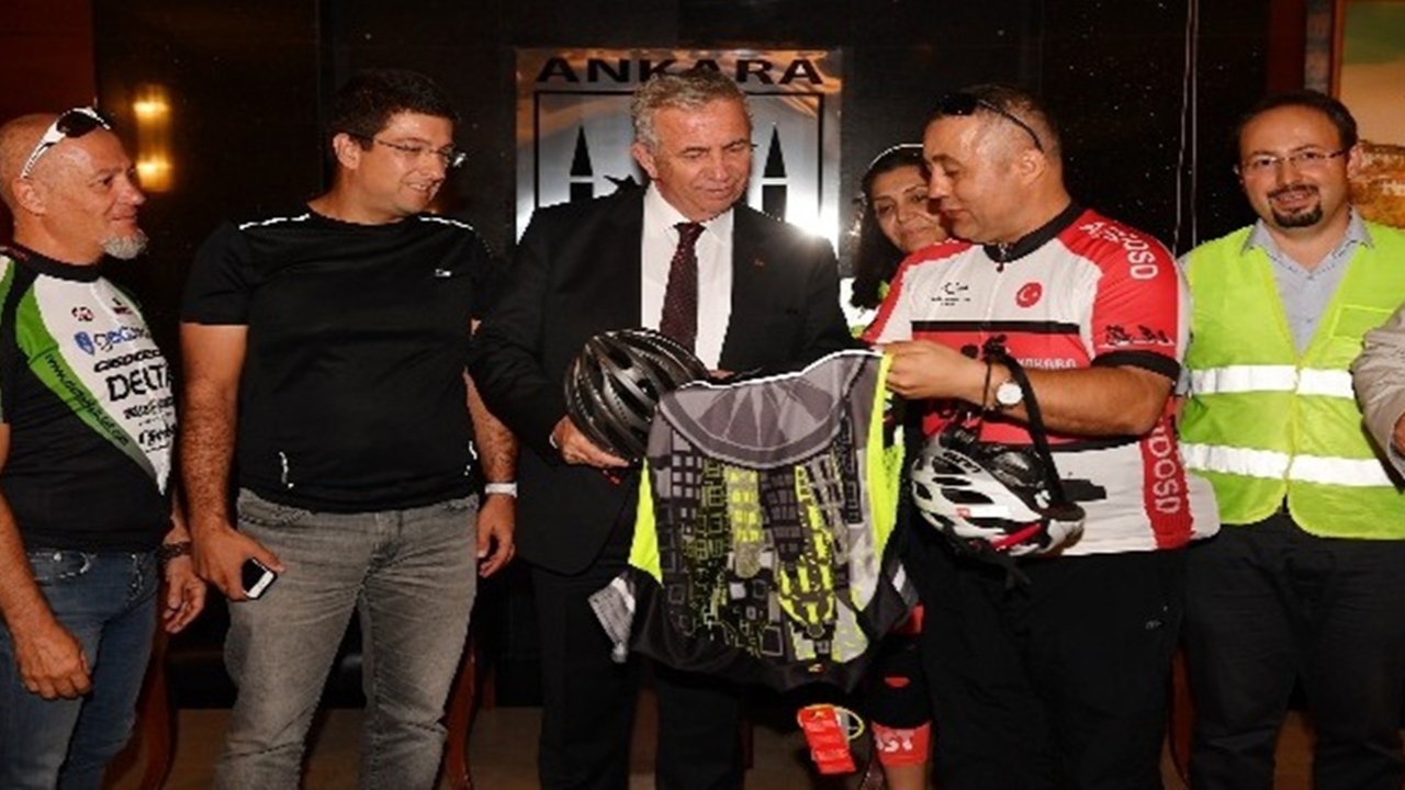 Ankara'da bisiklet sporcularından Başkan Mansur Yavaş’a ziyaret