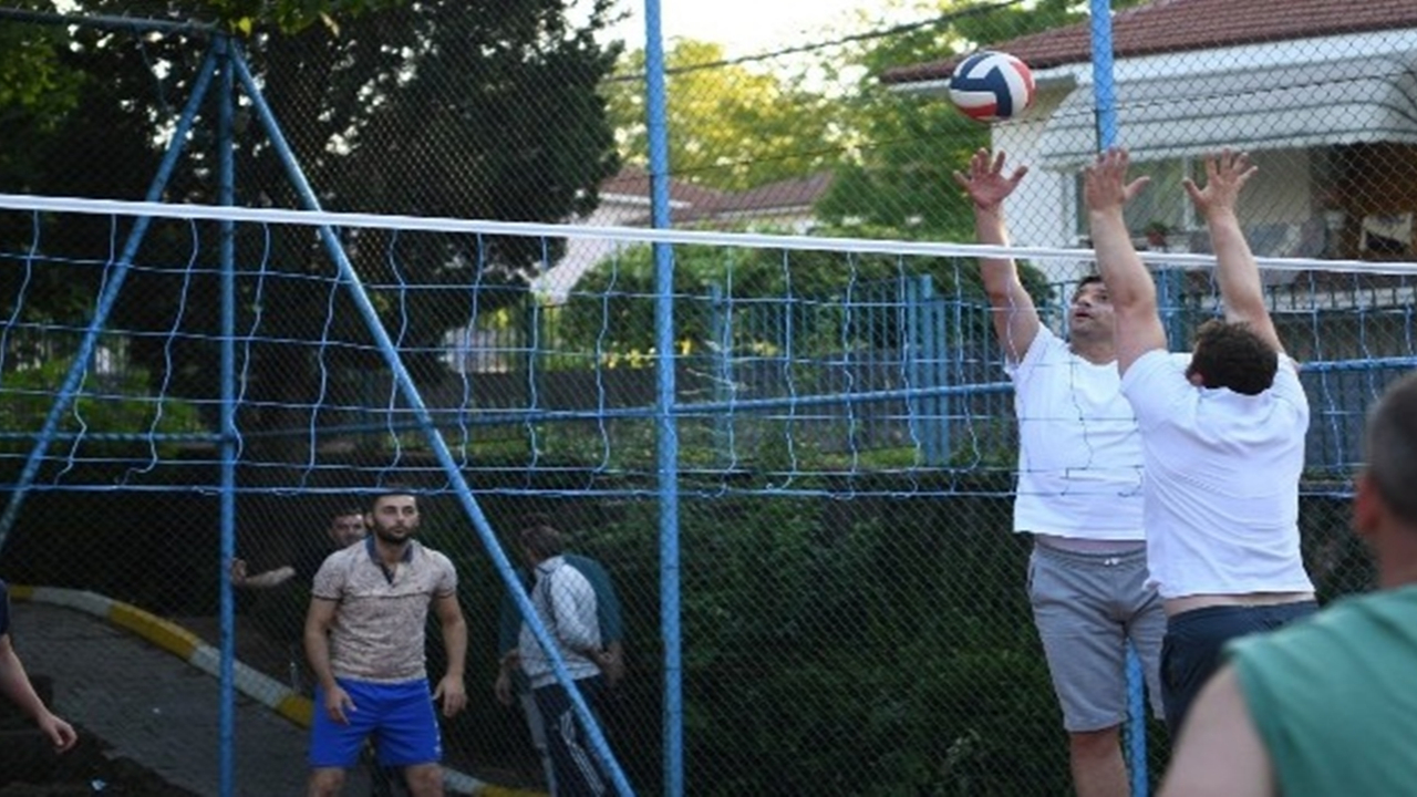 Kocaeli'de Başkan Mustafa Kocaman, vatandaşlarla voleybol oynadı