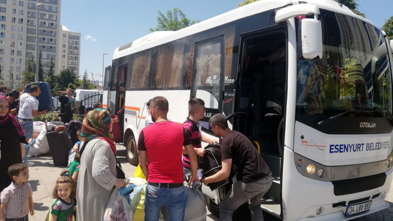 Esenyurt'ta 117 Suriyeli göçmen ülkelerine uğurlandı!