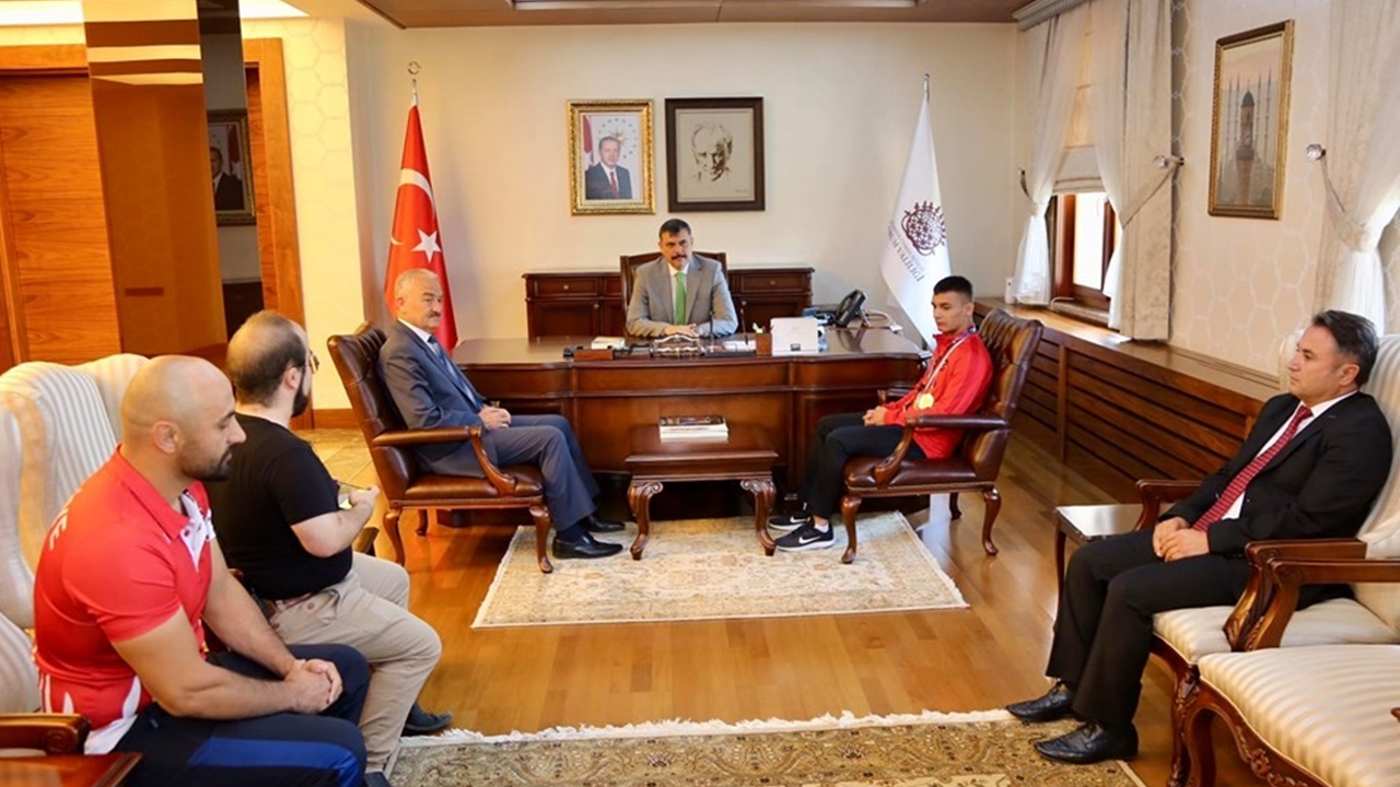 Çorum'da Vali Mustafa Çiftçi şampiyon güreşçiyi tebrik etti