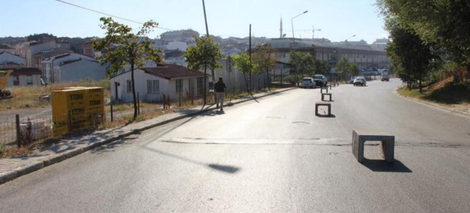 Yolun ortasına beton bloklar yerleştirdi!