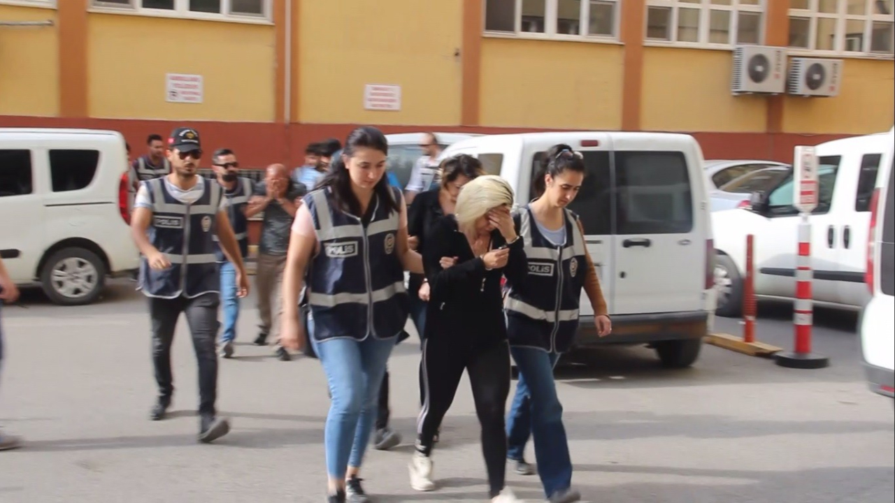 Erkeklerle evde suçüstü basıldılar
