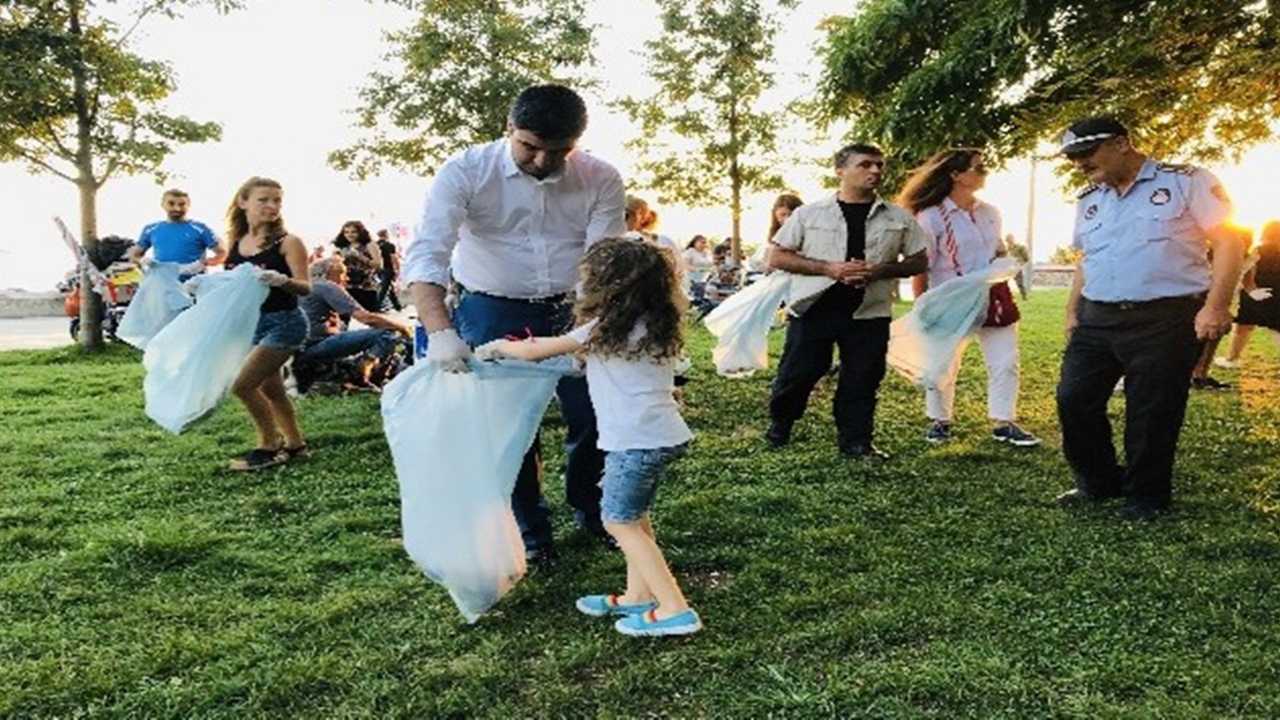 İstanbul'da Başkan Gökhan Yüksel, Kartallılar ile çöp topladı
