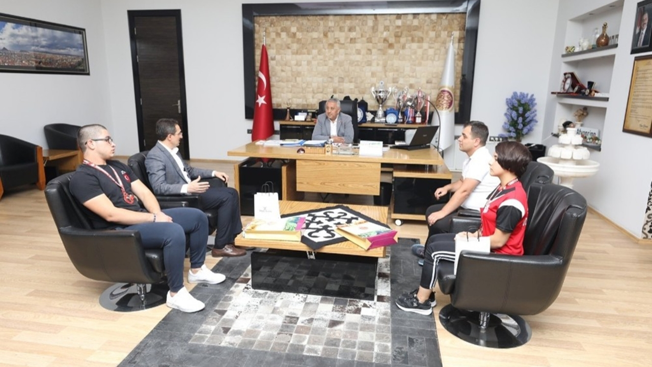 Afyon'da Başkan Mehmet Zeybek şampiyon haltercileri tebrik etti