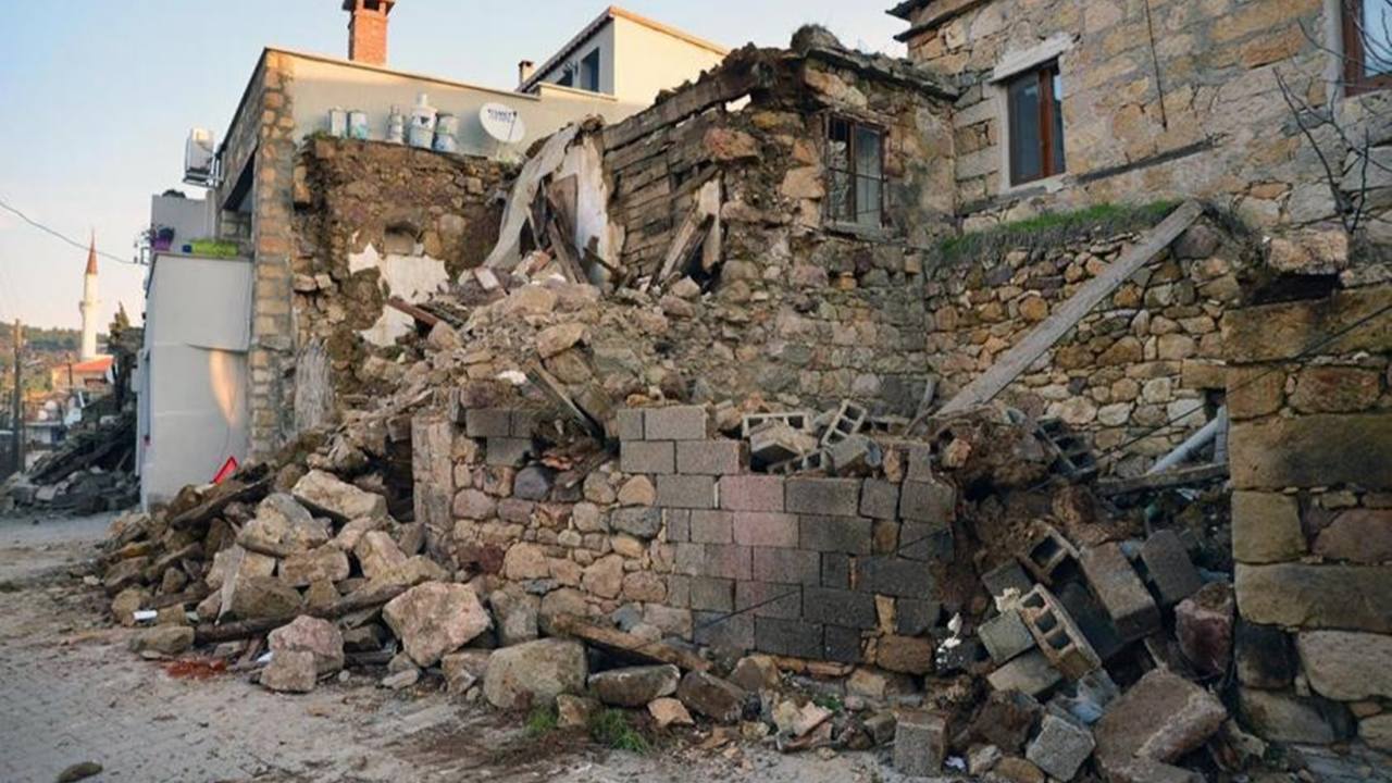 Ege'de 8 saatte 114 deprem oldu...