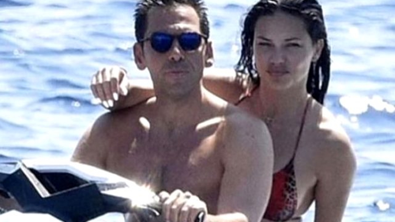 Adriana Lima sevgilisini öpücüklere boğdu!