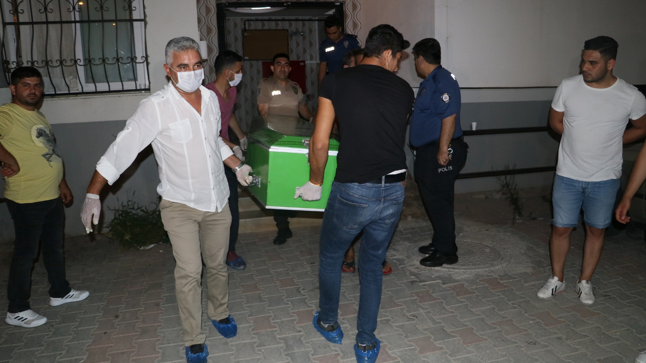 Travestinin evine giden babasını öldürdü...