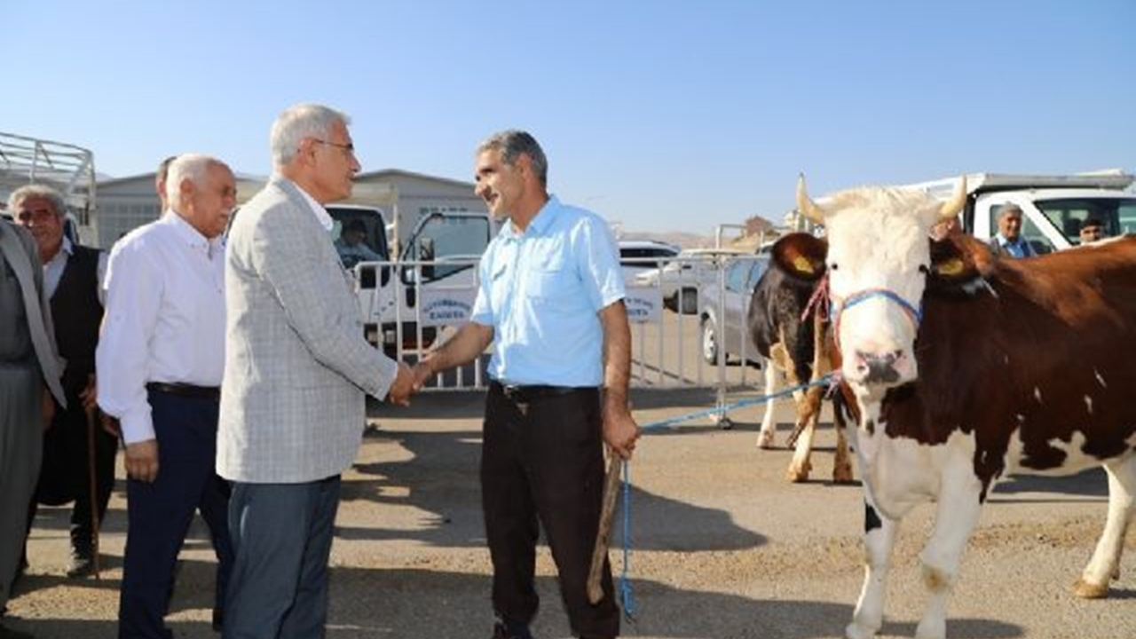 Malatya'da Başkan Osman Güder hayvan pazarını ziyaret etti