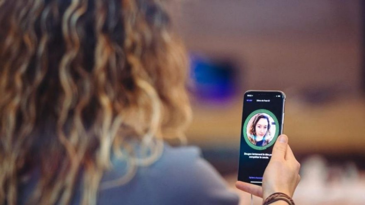 Apple'ın çok güvendiği FaceID’si uyuyarak kırıldı!