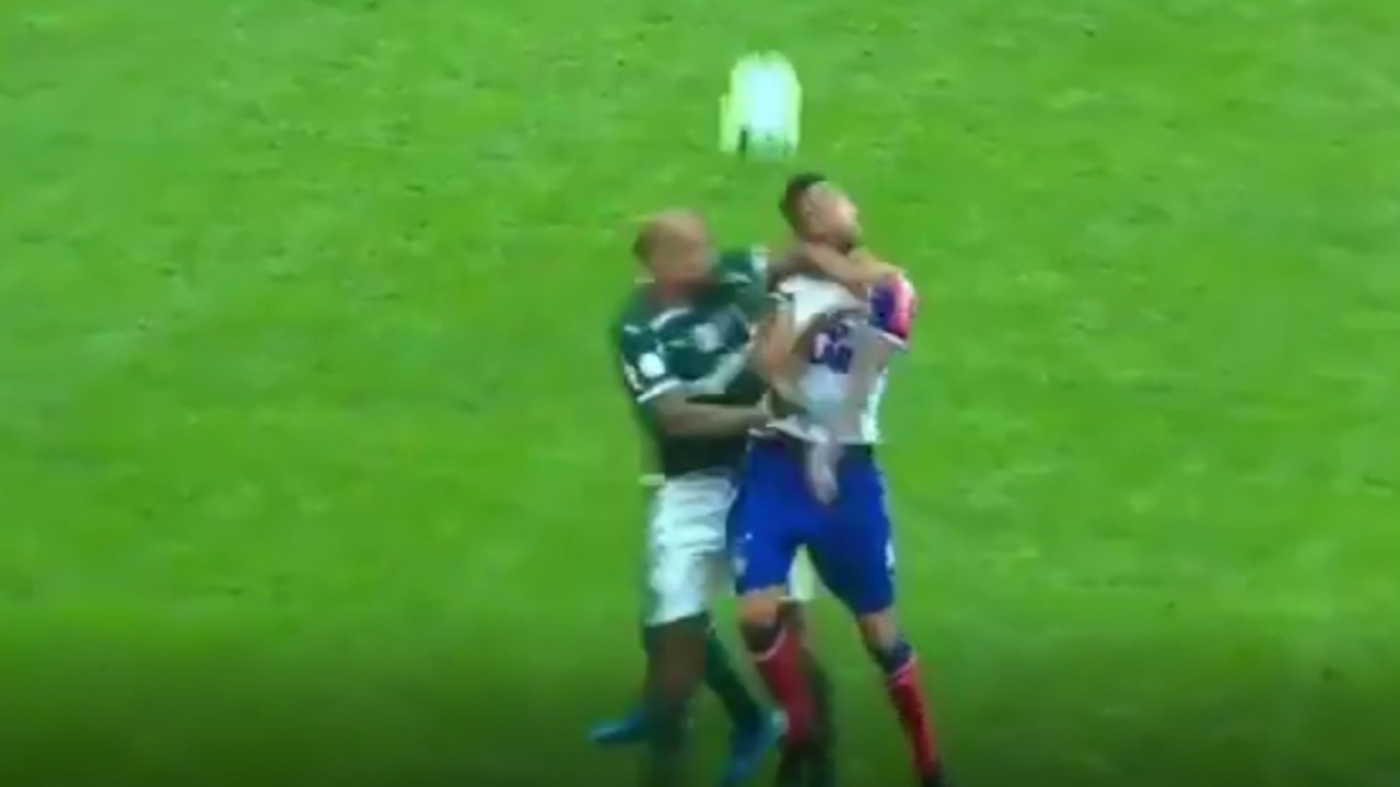 Felipe Melo rakip futbolcuyu yere serdi!